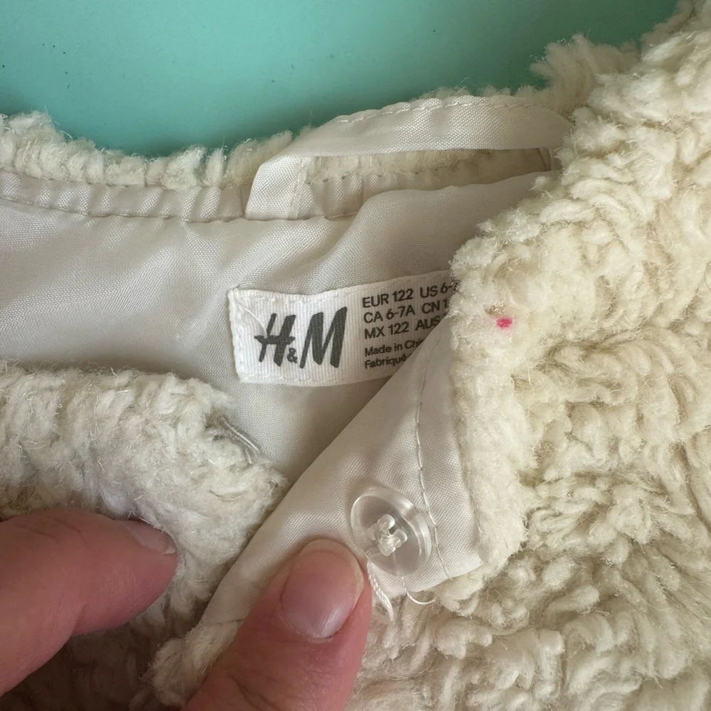 H&M Cream Faux Fur Vest Plush Layer. Size 6-7Y‎